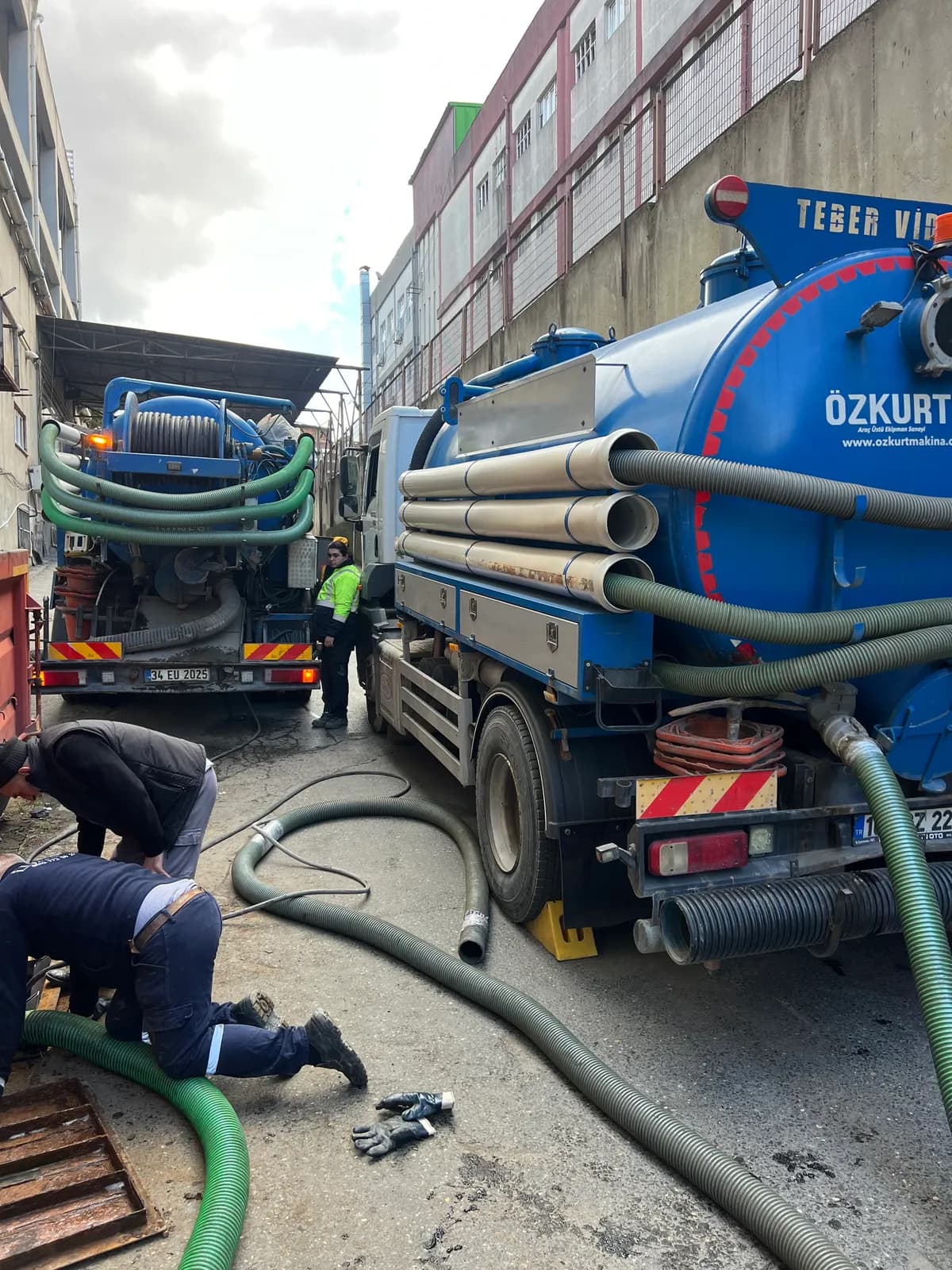 Vidanjör aracının hortumlarıyla sahada çalışan ekip